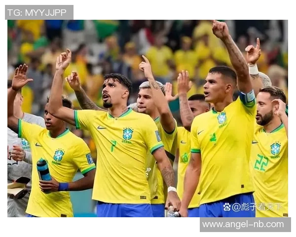 两大足球巨星罕见同框引发球迷热议见证绿茵场上传奇时刻